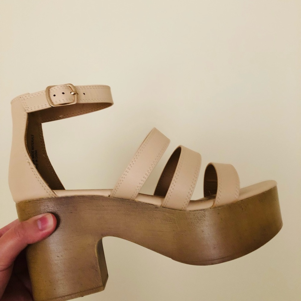 Like new Lulu’s nude platform sandals